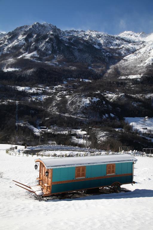 Отель Roulottes Montagne Pyrenees Люс-Сен-Совёр Экстерьер фото