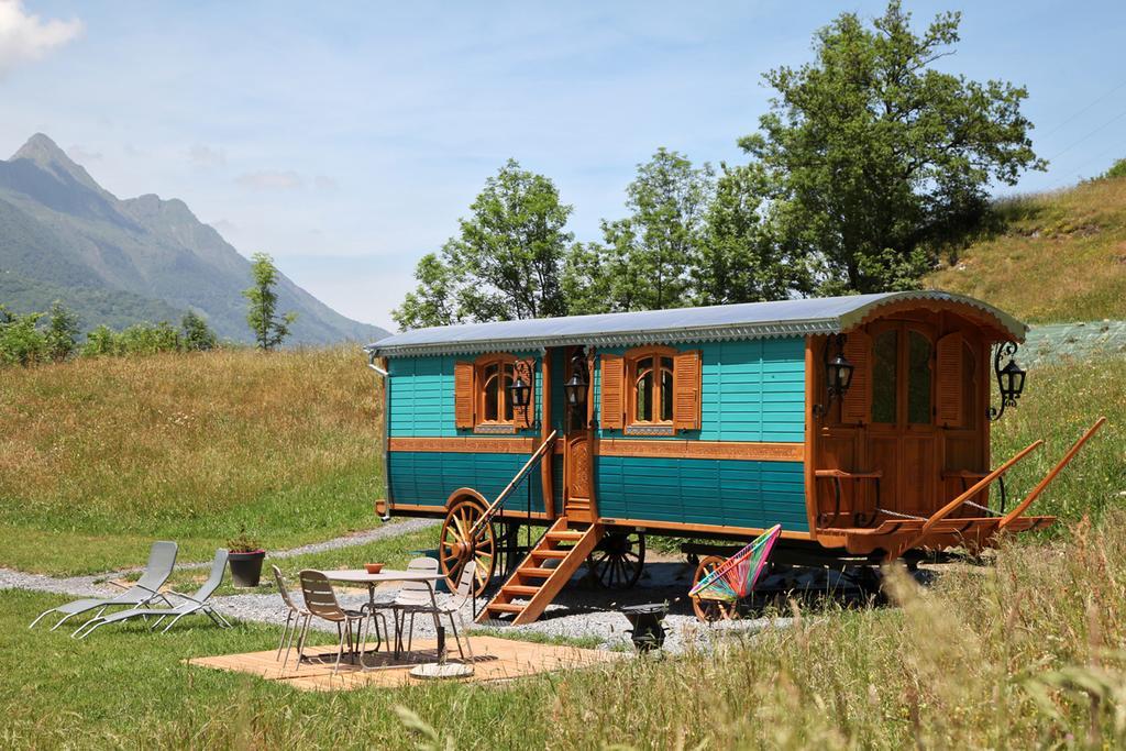 Отель Roulottes Montagne Pyrenees Люс-Сен-Совёр Экстерьер фото