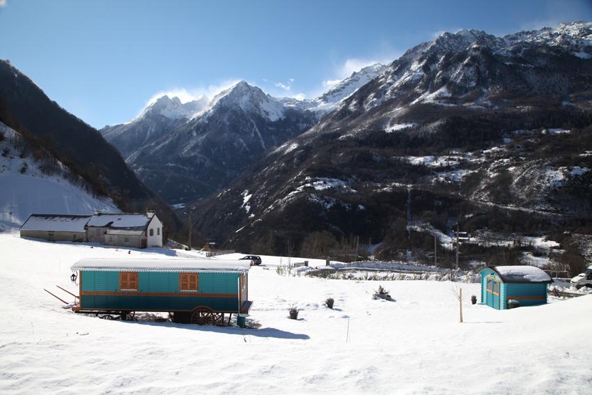 Отель Roulottes Montagne Pyrenees Люс-Сен-Совёр Экстерьер фото