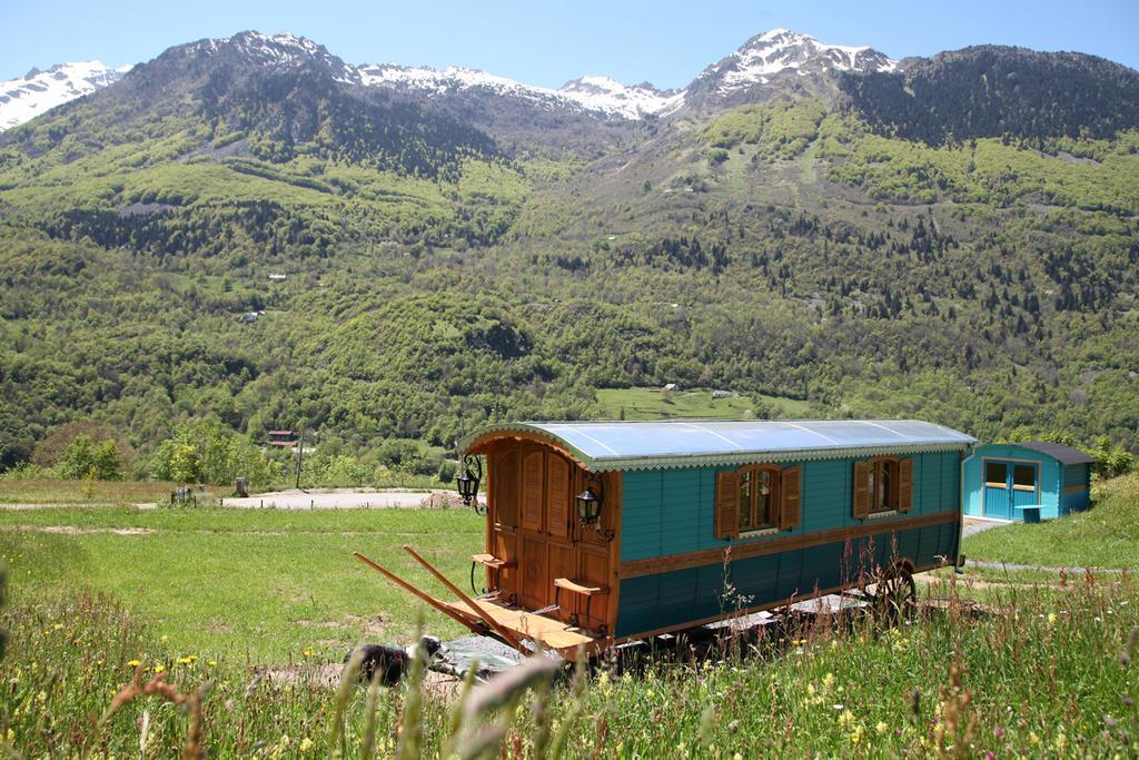 Отель Roulottes Montagne Pyrenees Люс-Сен-Совёр Экстерьер фото