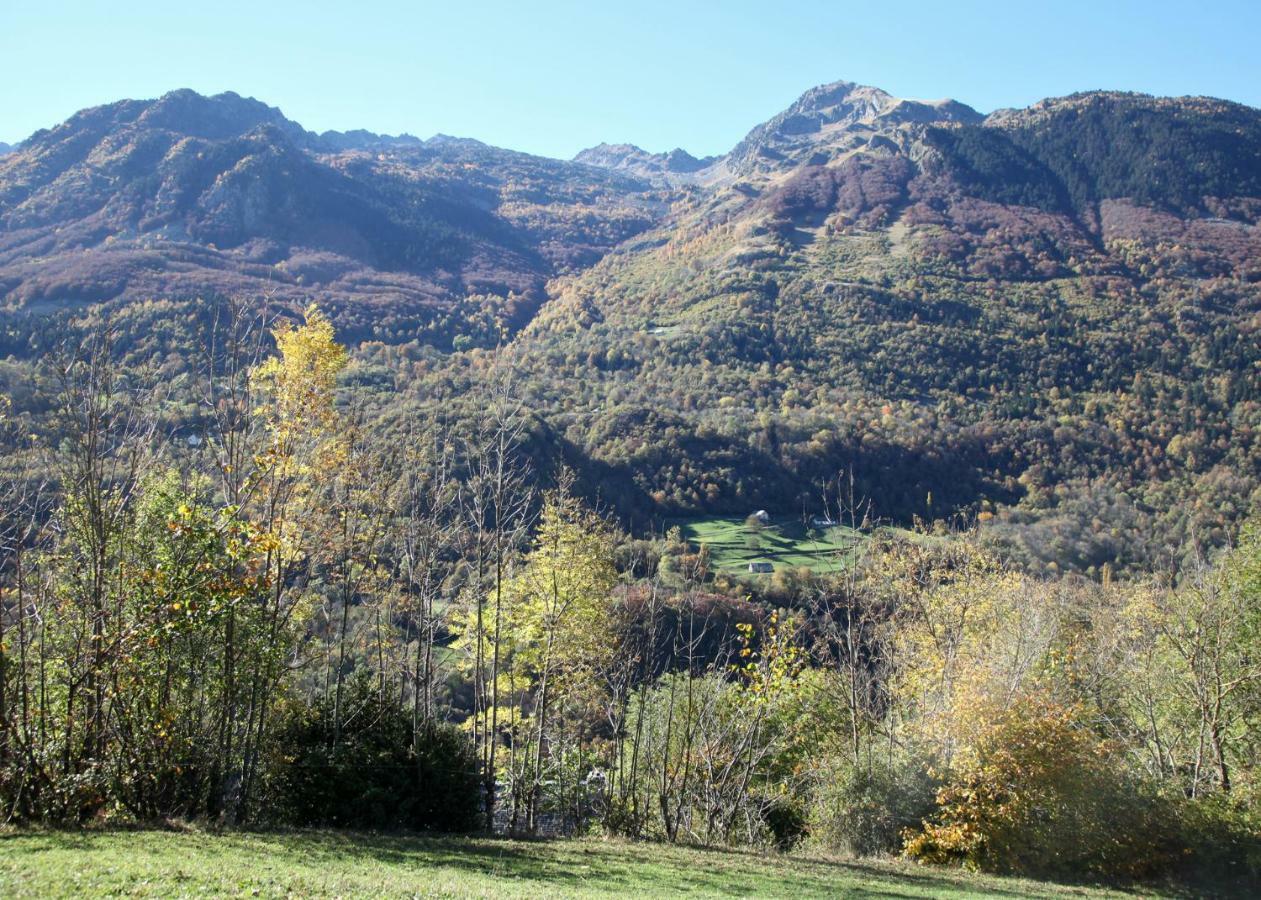 Отель Roulottes Montagne Pyrenees Люс-Сен-Совёр Экстерьер фото