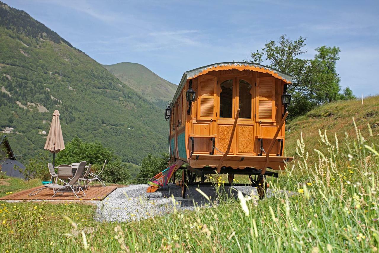 Отель Roulottes Montagne Pyrenees Люс-Сен-Совёр Экстерьер фото