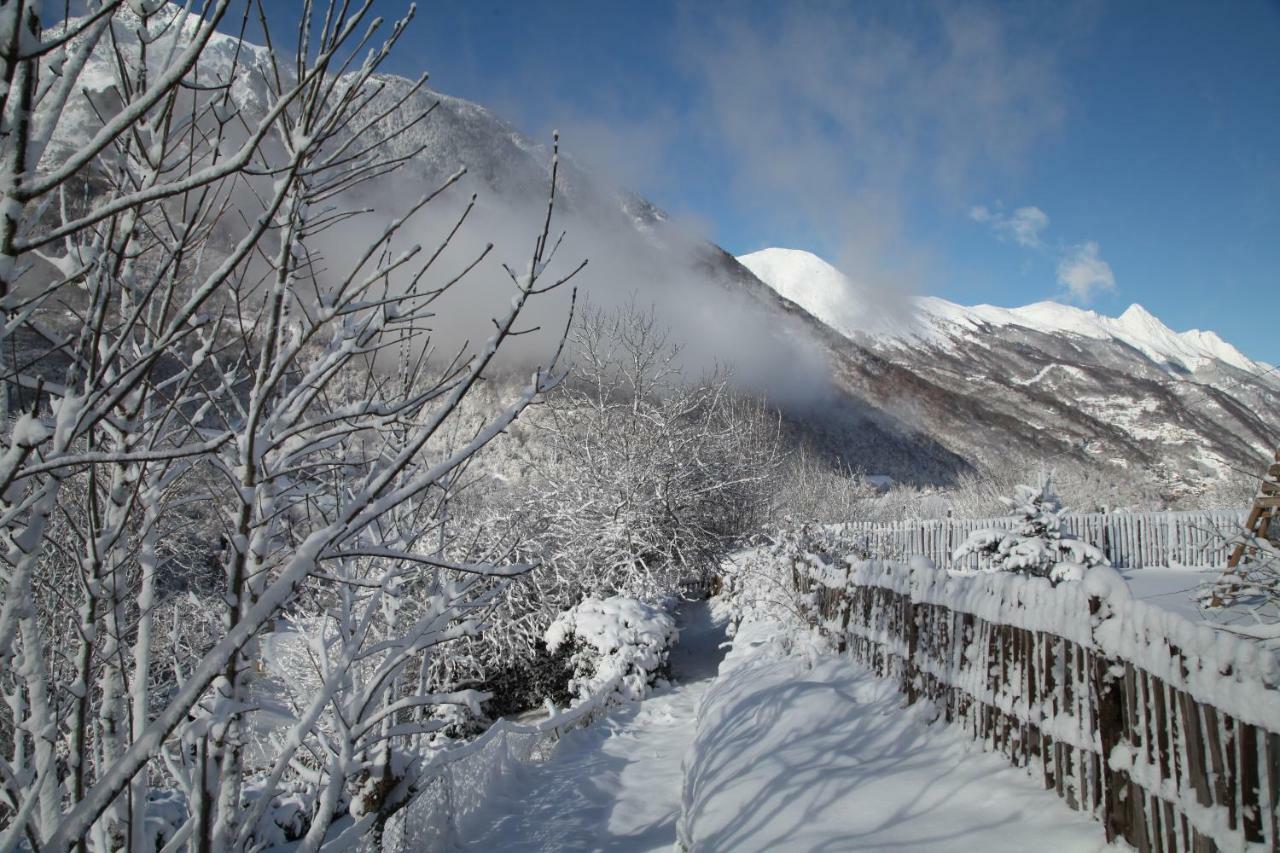 Отель Roulottes Montagne Pyrenees Люс-Сен-Совёр Экстерьер фото