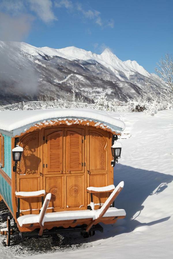 Отель Roulottes Montagne Pyrenees Люс-Сен-Совёр Экстерьер фото