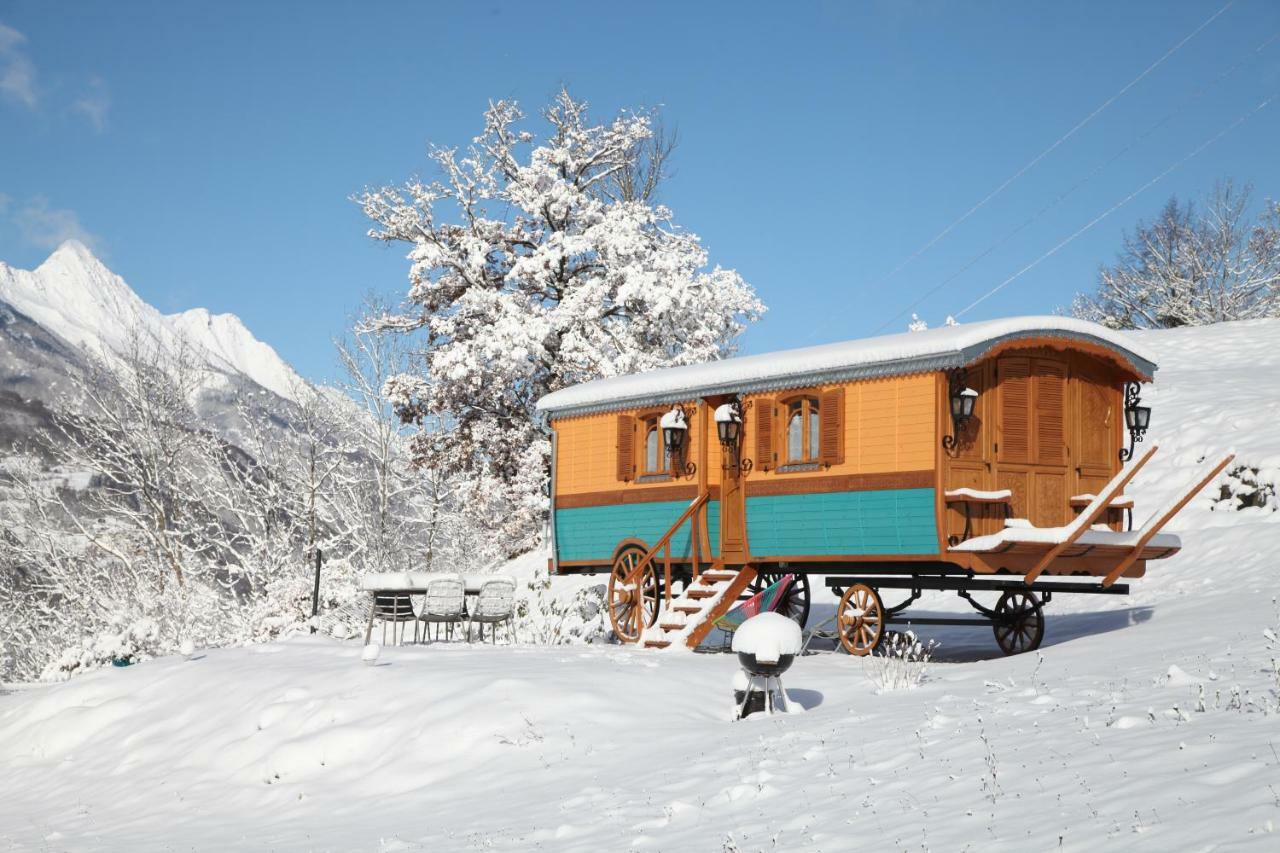 Отель Roulottes Montagne Pyrenees Люс-Сен-Совёр Экстерьер фото
